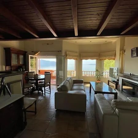 Pampas Seafront Villa, 6 Bedrooms, North Evvoia Villa *