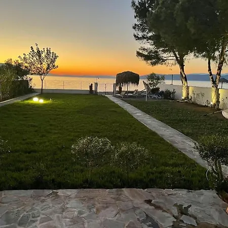 Villa Pampas Seafront Villa, 6 Bedrooms, North Evvoia *